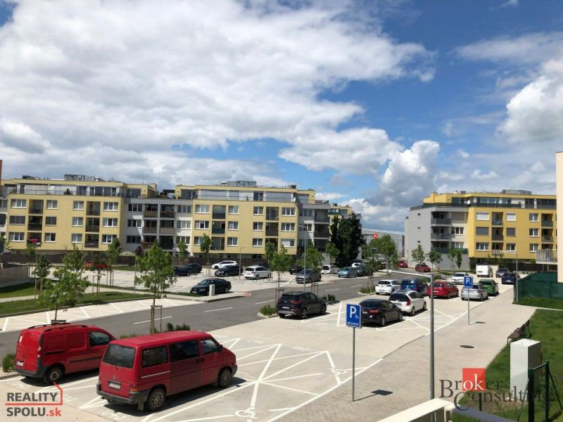 Bystrická utca Pozsony-Dévényújfaluban lakóházakkal és parkolóval.