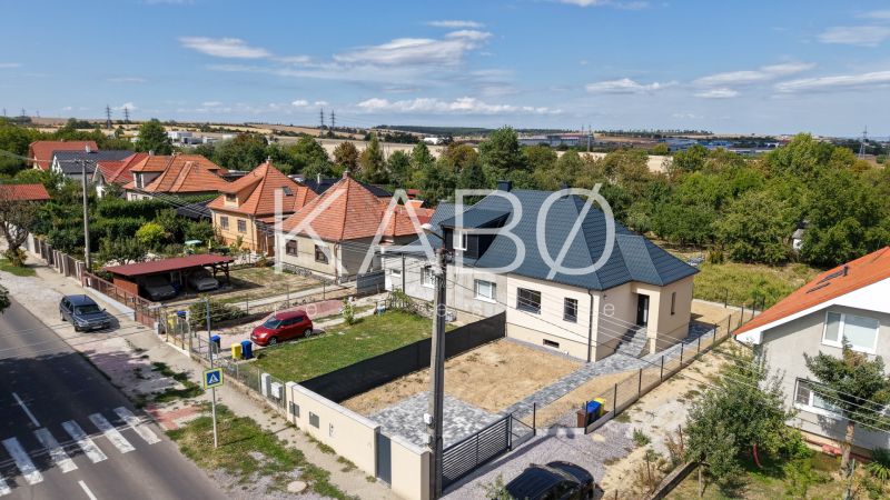Családi ház a Nyitrai Trnavská utcában, kertekkel és szomszédos házakkal körülvéve.