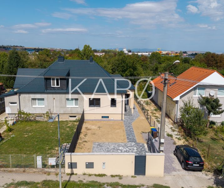Családi ház a Nyitrai Trnavská utcában, bejárati úttal és kerttel.