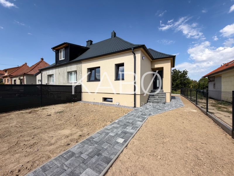 Családi ház a Nyitrai Trnavská utcában, bejárati úttal és udvarral.