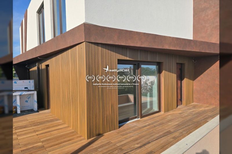 Villa Ninával fa dekorációs terasszal és nagy francia ablakokkal.