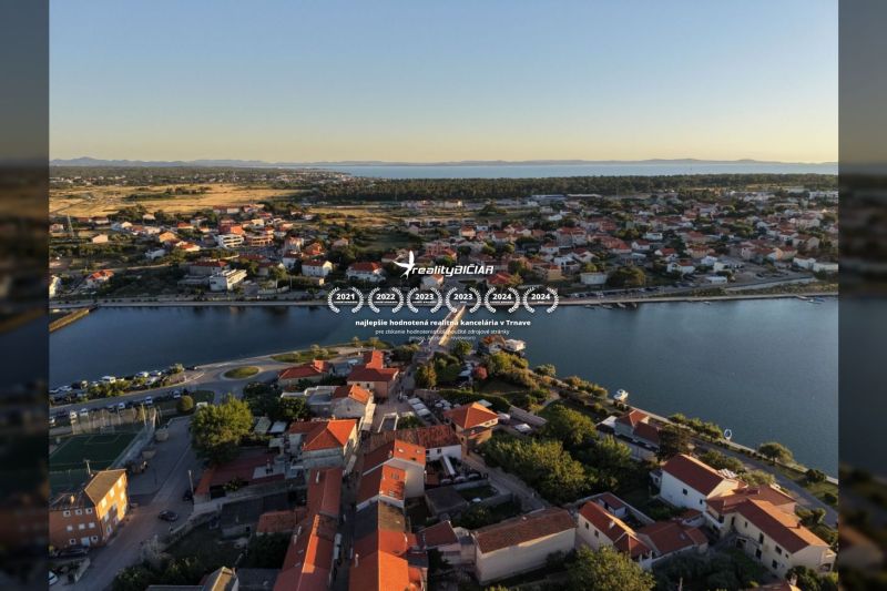 Légi felvétel Nin városáról, tengerpart menti villákkal és a tenger panorámájával.