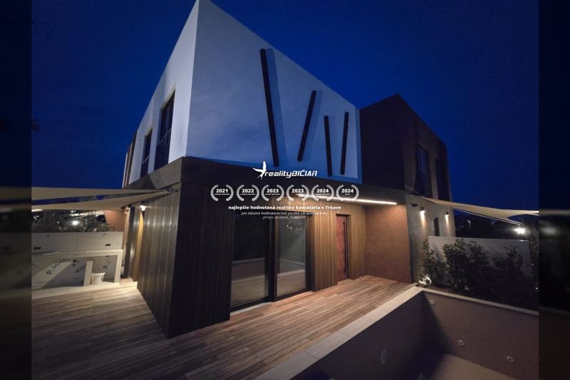 Modern építészetű villa fa dekorációjú padlóval.