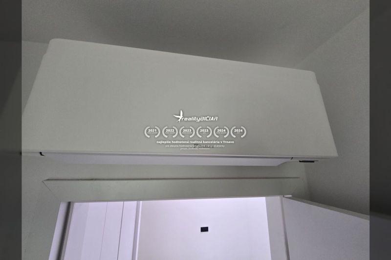 Légkondicionáló a falon egy villa belsejében, fehér dizájnnal és sima felülettel.