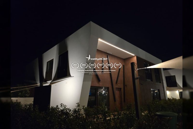 Villa Nin városában, az éjszakai egyedi építészeti dizájnnal.