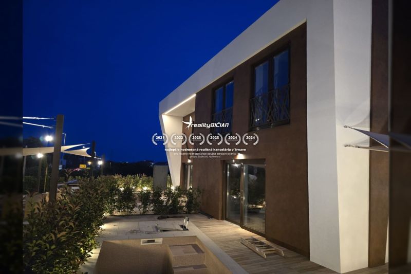 Egy modern építészetű villa Nin utcájában, terasszal este.
