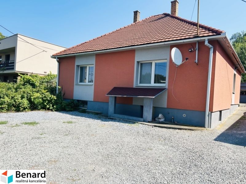 Családi ház a Sabinovská utcában, Eperjesen, narancssárga homlokzattal és kavicsos udvarral.
