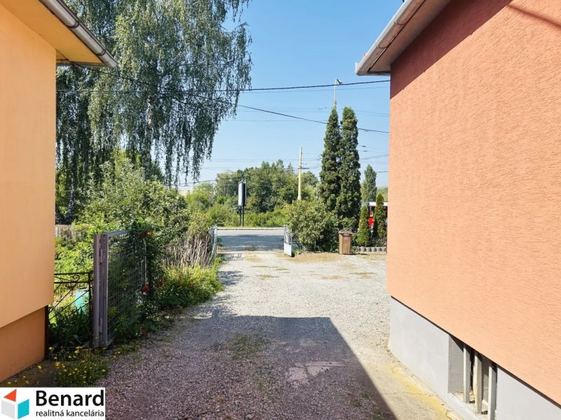 Családi házak a Eperjesi Sabinovská utcában látható bejárattal és kerttel.