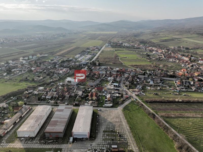 Gyártóhelyiségek felülnézete Vinosady községben, a Pezinska utcában.