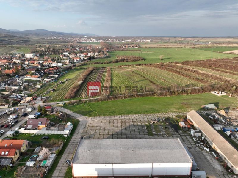 Légi felvétel a Pezinska utcai gyártóüzemről Vinosadyban.