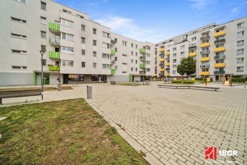 Pozsony-Dúbravkán, a Pri Hrubej lúke utcában, lakóházak és játszótér.