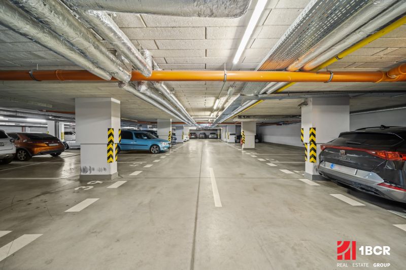 Földalatti parkoló autókkal Pozsonyban - Dúbravkán, a Pri Hrubej lúke utcában.