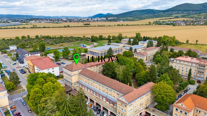 Légi felvétel az épületekről és a környező tájról a Pribinové sady-ban, Új-Dubnicán.