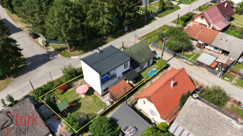 Családi ház Hliník nad Váhom városrészben, Bytča városában, bekerített kerttel, ülőhellyel és trambulinnal.