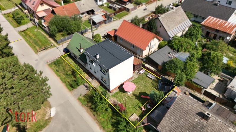 Családi ház Hliník nad Váhom-ban, Bytča, gyepes udvarral és játszótérrel.