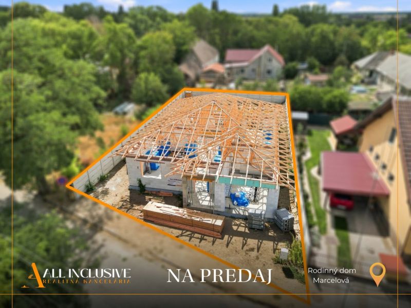 Marcelházán épülő családi ház kész fa tetőszerkezettel.