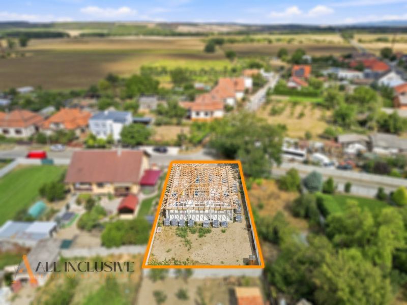 Építés alatt álló családi ház Marcelházán, kertekkel és természettel körülvéve.