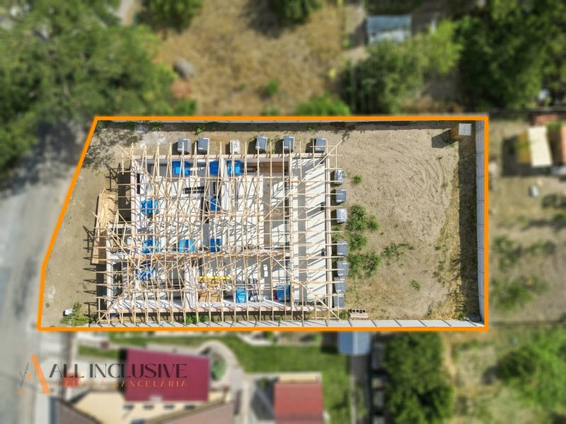 Családi ház építése Marcelházán felülről, narancssárga kerettel körülvéve, zölddel körülvéve.