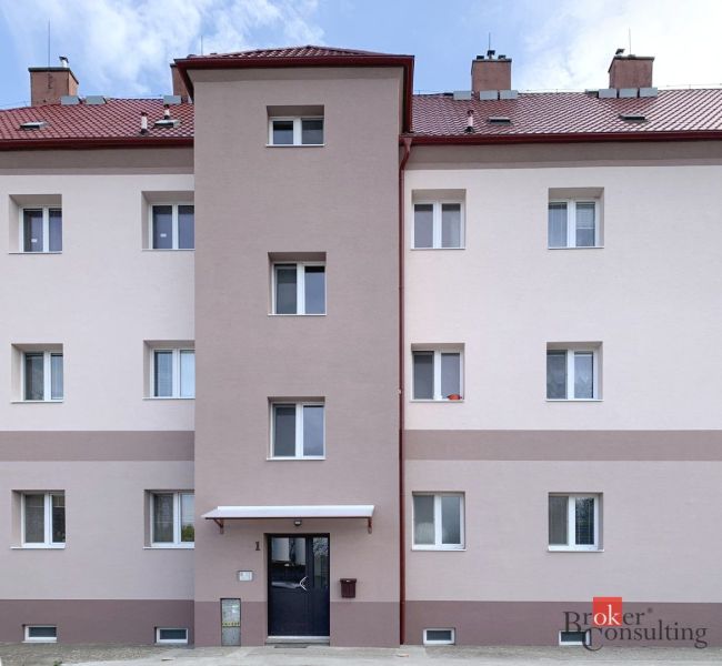 A Vasúti utcai lakóház homlokzata egy szobás lakásokat kínál Ipolyságon.