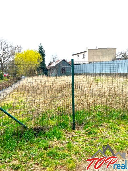 Telkek - lakóingatlanok Kassán - Šaca városrészben a Jarková utcában, bekerített terület.