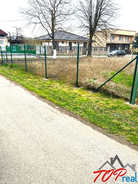 Lakótelek Kassa-Šaca városrészben, Jarková utca, az út mellett.