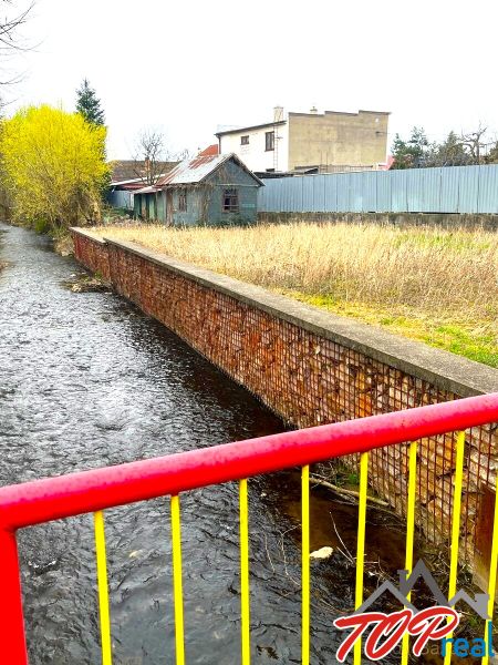 Kép a Jarková utcáról, Kassa - Šaca városrész, a patakkal és a szomszédos telkekkel.