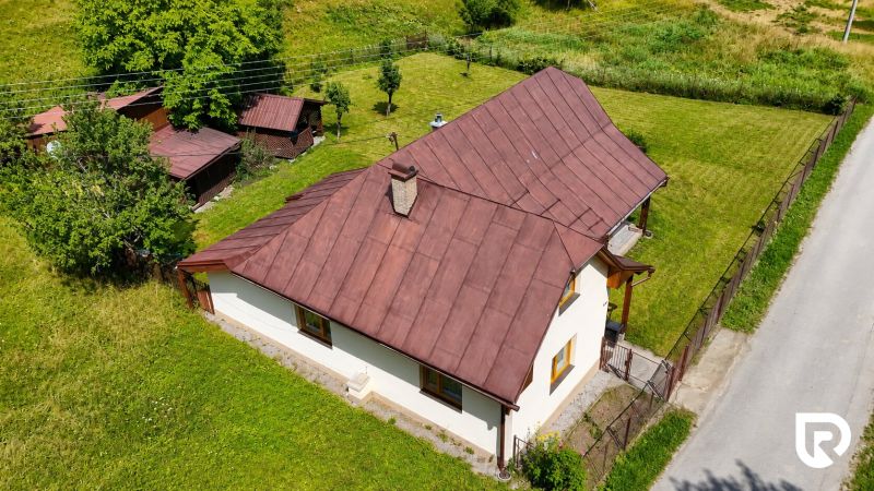 A makovi Čiernom családi ház kertet kínál fa pavilonokkal és fákkal.