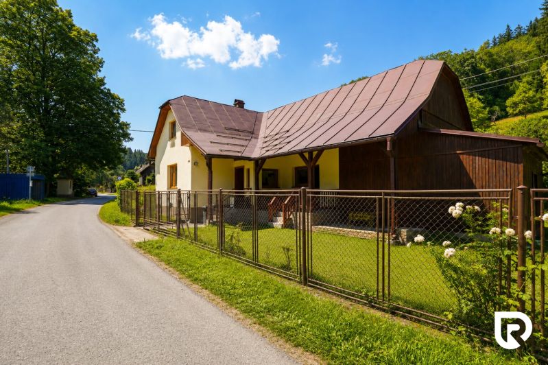Családi ház Makovban, a Čierne utcában, kerítéssel és rendezett kerttel.