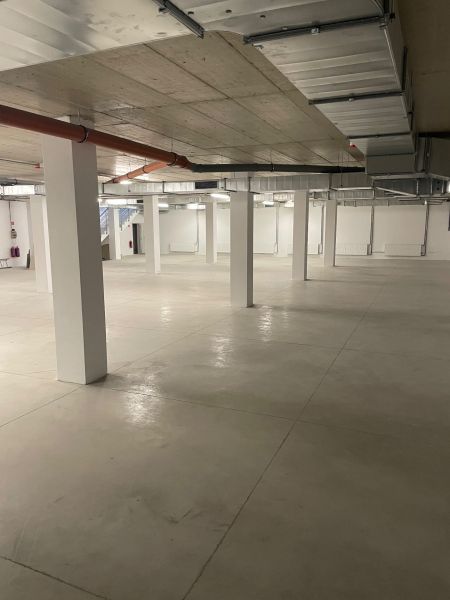 Tágas üzlethelyiségek nagy padlófelülettel és sík mennyezettel.