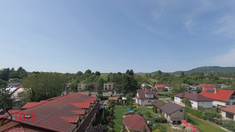 Kilátás a házakra és a zöldövezetre a Rajecká utcában, Mudrochova.