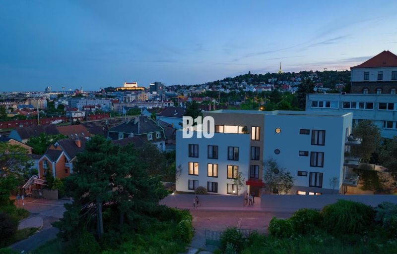 Éjszakai panoráma a Pod Strážami utcáról Pozsony III-ban, kilátással egy háromszobás lakásra.