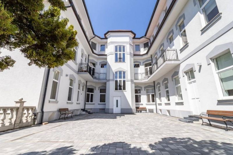 Košice városában, a Staré Mesto városrészben, a Masarykova utcán található irodák előtti udvar.