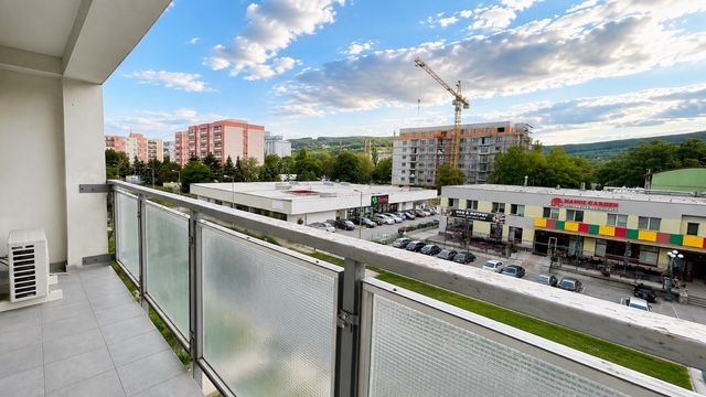Kilátás egy háromszobás lakás erkélyéről a pozsonyi Nobel utcában, a város panorámájával.