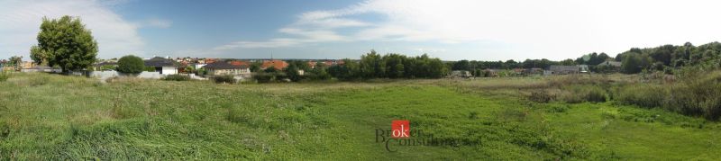 Nagy kiterjedésű lakóövezeti telkek panorámája Nyitrán, amelyeket természet és beépített területek vesznek körül.