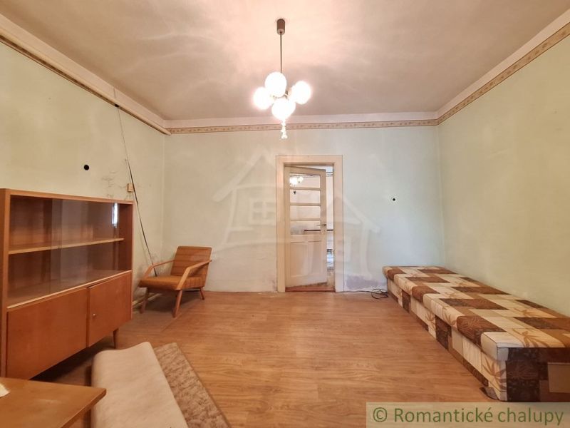Nappali egy családi házban fa dekorációval és retro bútorokkal.