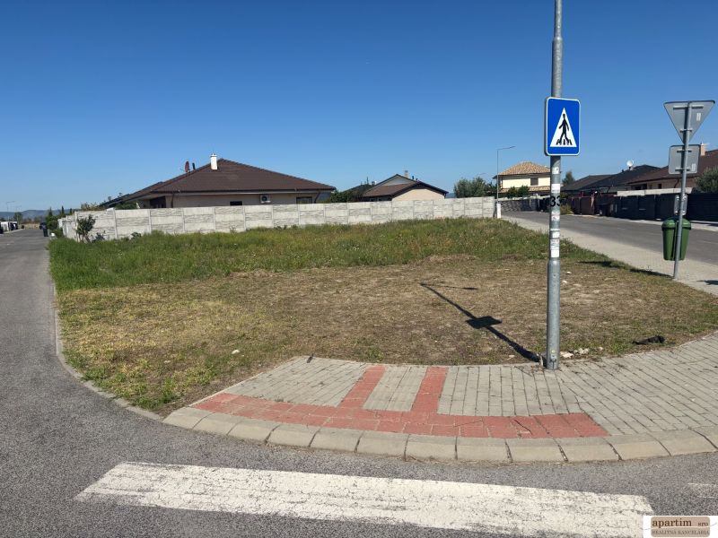 Lakótelek Pozsonyhoz közeli Mostban, saroktelek kijelölt átjáróval.