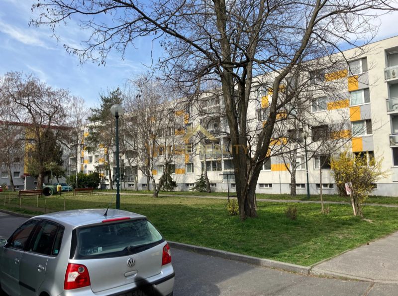 Autók parkolnak az erkélyes lakóház előtt Pozsony-Ružinovban, az Ókertekben.