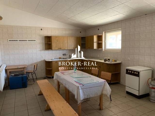 Raktárak és csarnokok felszerelt konyhával, étkezőasztallal és székekkel.