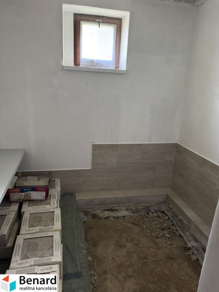 Családi ház belső tere ablakkal és csiszolt padlóval, előkészítés burkolásra.