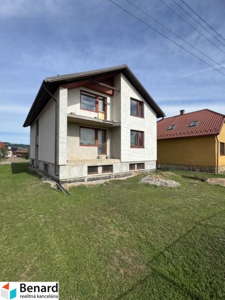Családi ház Plavnicán zöld gyepes udvarral és részben befejezett homlokzattal.