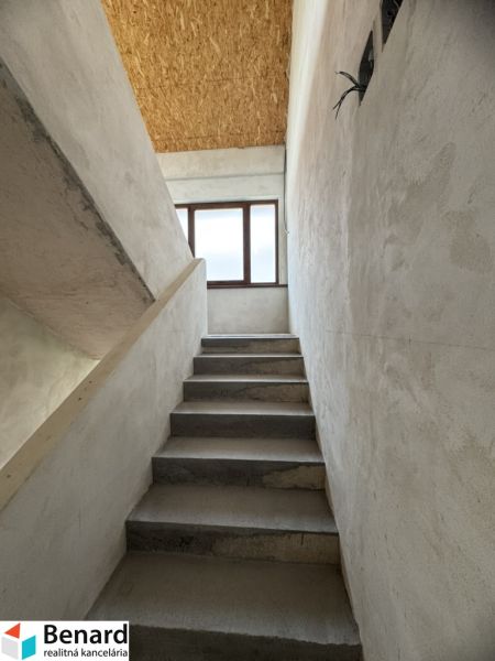 Betonlépcső vezet az ablakhoz, OSB lapokból készült álmennyezet, Családi ház.