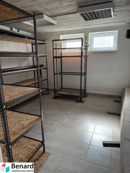 Fém polcokkal és csempével ellátott raktár családi házban.