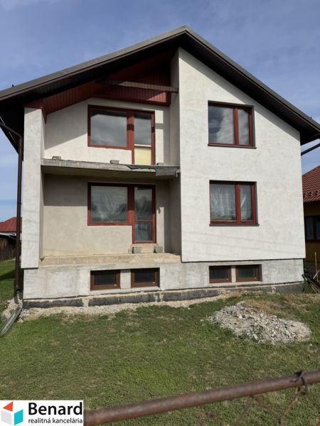 Családi ház Plavnicán egyszerű homlokzattal és új ablakokkal, füvesített telekkel.