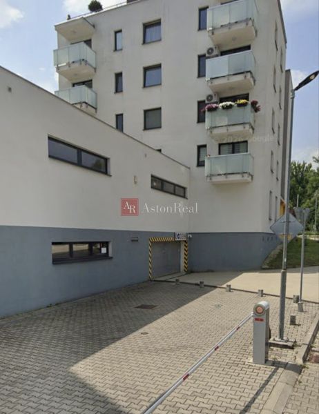 A Banská Bystrica-i Švermova utcai garázsok bejárata, a lakóház mellett.
