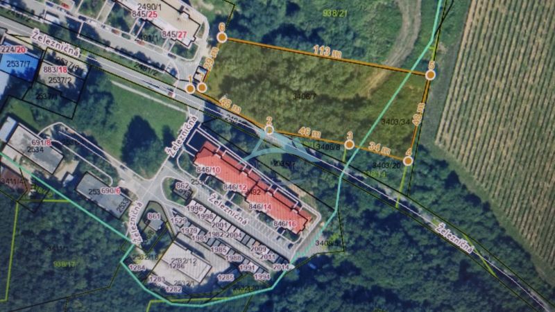 Légi felvétel a telkekről - kereskedelmi célúak a Vasút utcában, Nagykürtös városában.