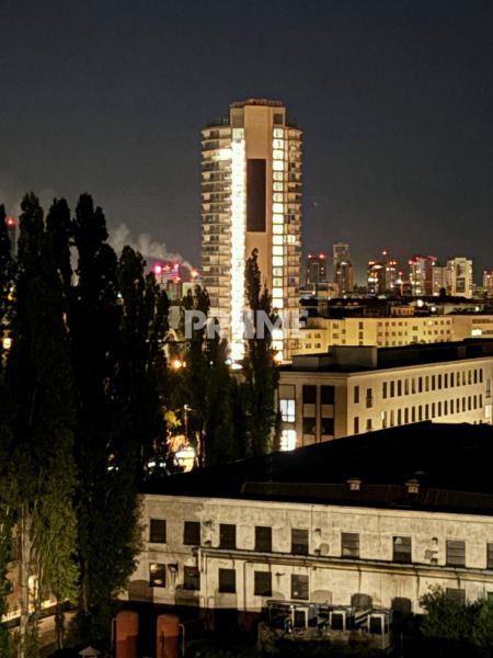Éjszakai kilátás egy kivilágított toronyházra Pozsonyban, Újvárosban, a Sliačska utcában.