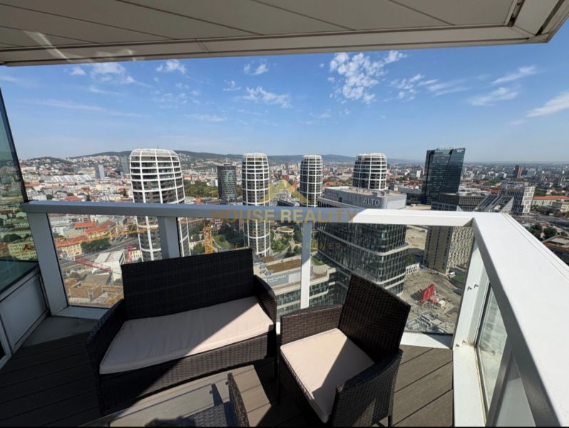 Kilátás egy háromszobás lakásból Pozsony panorámájára, Óváros, Landererova.