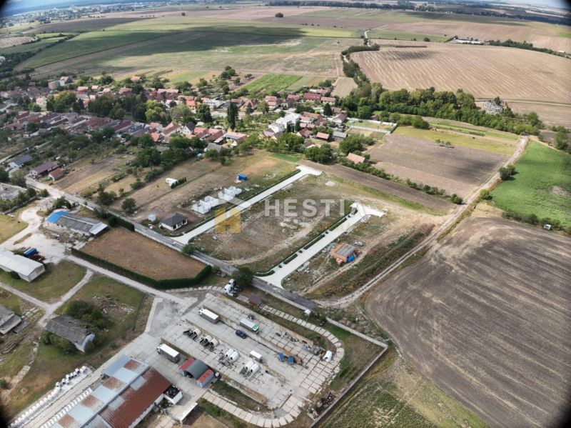Légi felvétel a Rovenskóban található lakóterületekről, amelyeket mezőgazdasági táj vesz körül.
