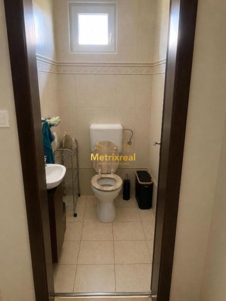 Fürdőszoba családi házban WC-vel és mosdóval.