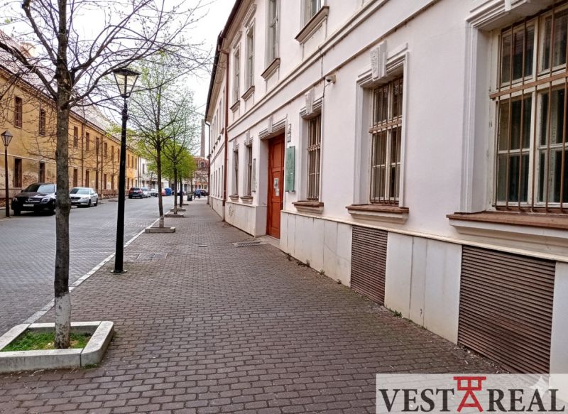 Františkánska utca Trnaván történelmi épületekkel és fákkal az irodák mellett.